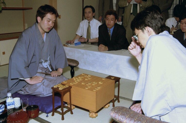 2001年の名人戦第7局、谷川浩司九段を相手に初防衛に成功　©Kyodo News