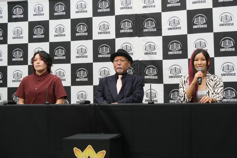 会見に出席した（左から）林下詩美、ロッシー小川代表、イヨ・スカイ