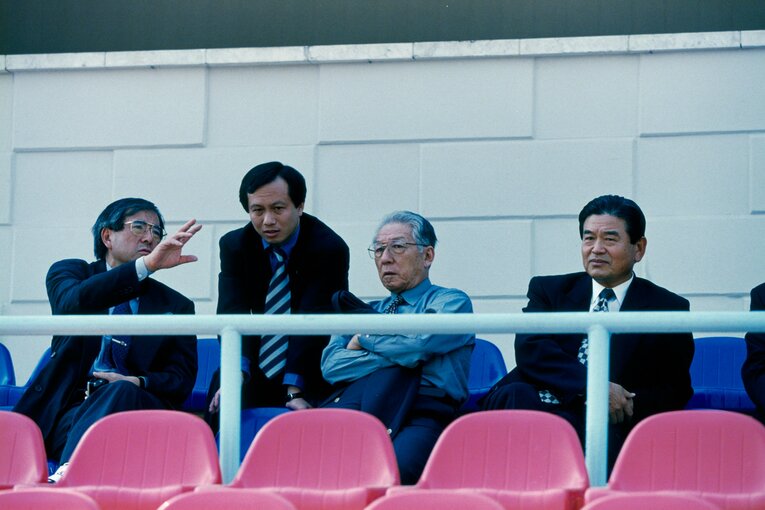 フランスW杯アジア最終予選、カザフスタンvs日本戦を観戦する長沼健会長（当時）ら。この試合後、加茂周監督の更迭を決断した　©Kazuaki Nishiyama
