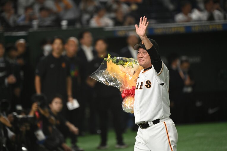今季限りで巨人監督を退任することになった原辰徳。最終戦の試合後にはお別れのセレモニーを行なった　©︎Naoya Sanuki