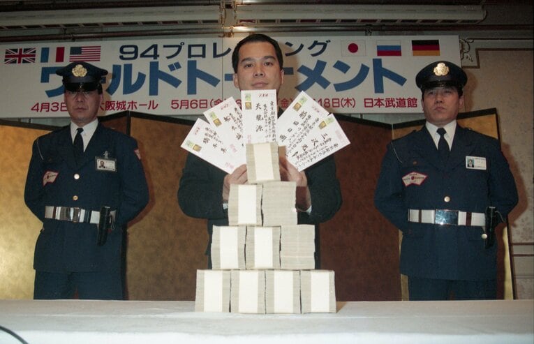 現金1億円を手に、各団体のエース5選手に出場を呼び掛けたUインター鈴木健取締役　©東京スポーツ新聞社