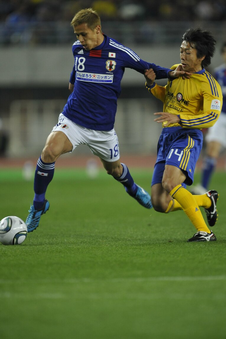 2011年、復興支援チャリティーマッチでマッチアップする本田圭佑と中村憲剛　©Sports Graphic Number