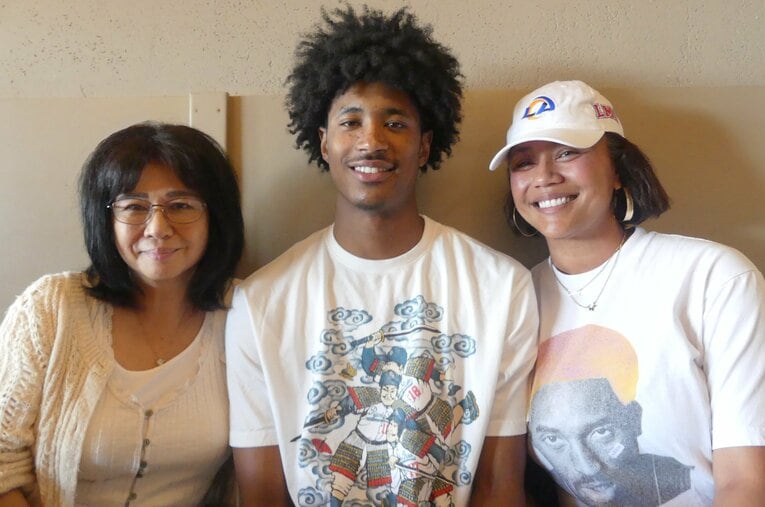 母ラナさん（右）、祖母・由布子さんと一緒に取材に応じたタージ・アリーザ。MLBドジャース日本人トリオのTシャツ姿で登場したタージは、日本代表としてプレーする意欲を明かした ／ photograph by Yoko Miyaji