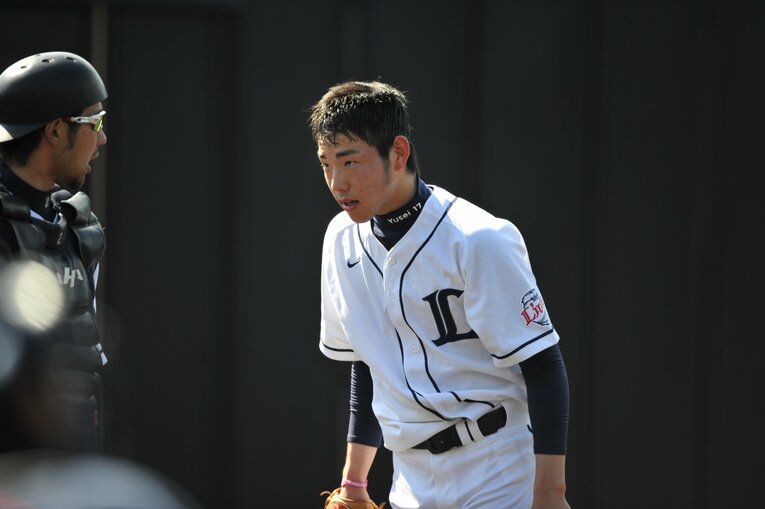 ブルペンで菊池と話し込む炭谷。最後は菊池が最敬礼　　©Hideki Sugiyama