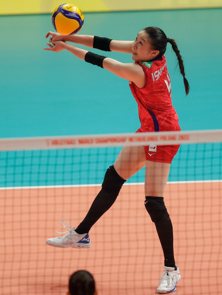 2022年世界選手権の大会中にポニーテールに髪型を変えた石川真佑　©︎Getty Images