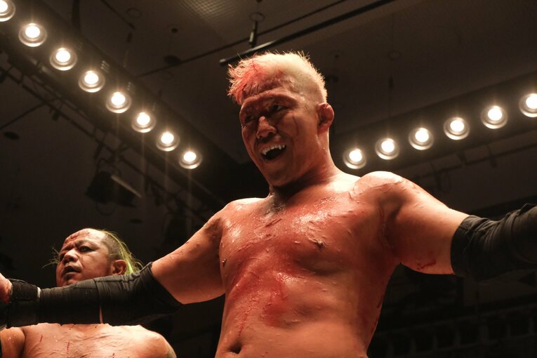 「デスマッチ・イズ・マイライフ」妻の急死を乗り越えた“クレイジー・キッド”竹田誠志の決意「蛍光灯やカミソリで傷つけ…でもそれが生きがい」(32)