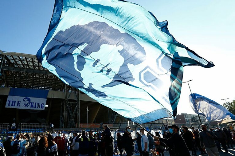 「サン・パオロ」から「ディエゴ・アルマンド・マラドーナ」に改名された本拠地は“神”への愛情を示すファンであふれている ／ photograph by Getty Images