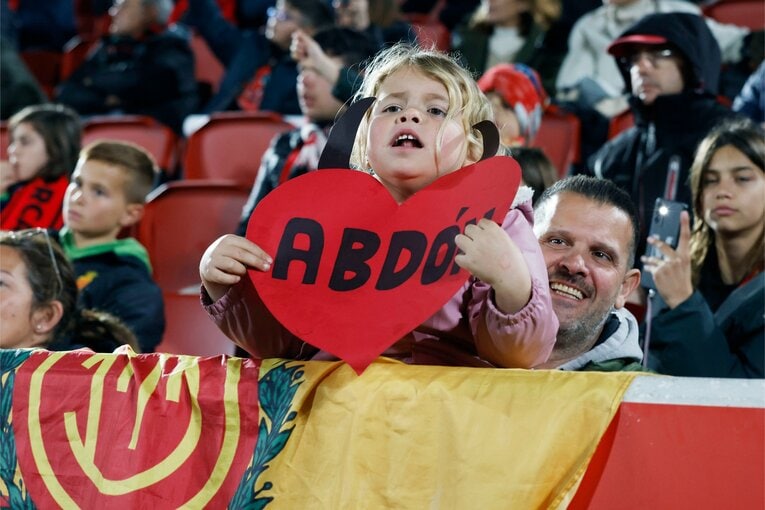 アブドンに向けてオシャレなハートマーク応援　©Daisuke Nakashima