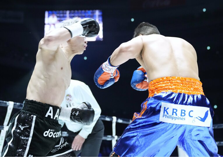 井上の右がドネアのテンプルを打ち抜いた決定的瞬間（2枚目／全4枚）　©Naoki Fukuda