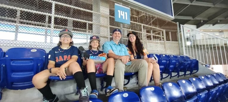 日本のユニフォームを着て日本を応援するアメリカ人少年©Hiroaki Sawada