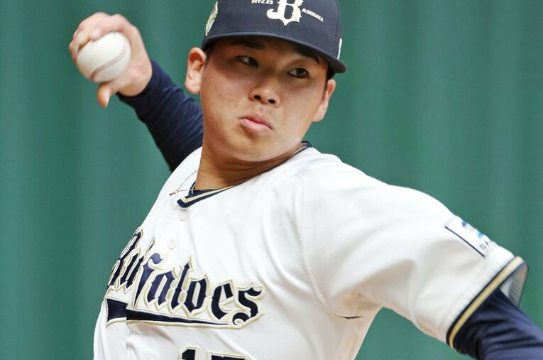 4月11日の楽天戦でプロ初勝利を挙げたオリックス山下舜平大(20歳)。2020年ドラフト1位指名で福岡大大濠高から入団、190cm98kg ／ photograph by JIJI PRESS