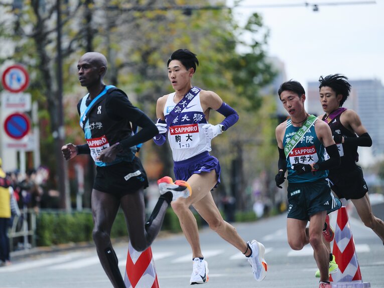 1区区間賞、駒澤大の篠原（中央）　©Yuki Suenaga
