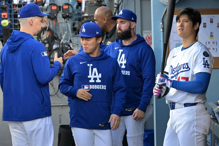 ドジャースベンチでのスネル（写真左端）と山本由伸　©AFLO