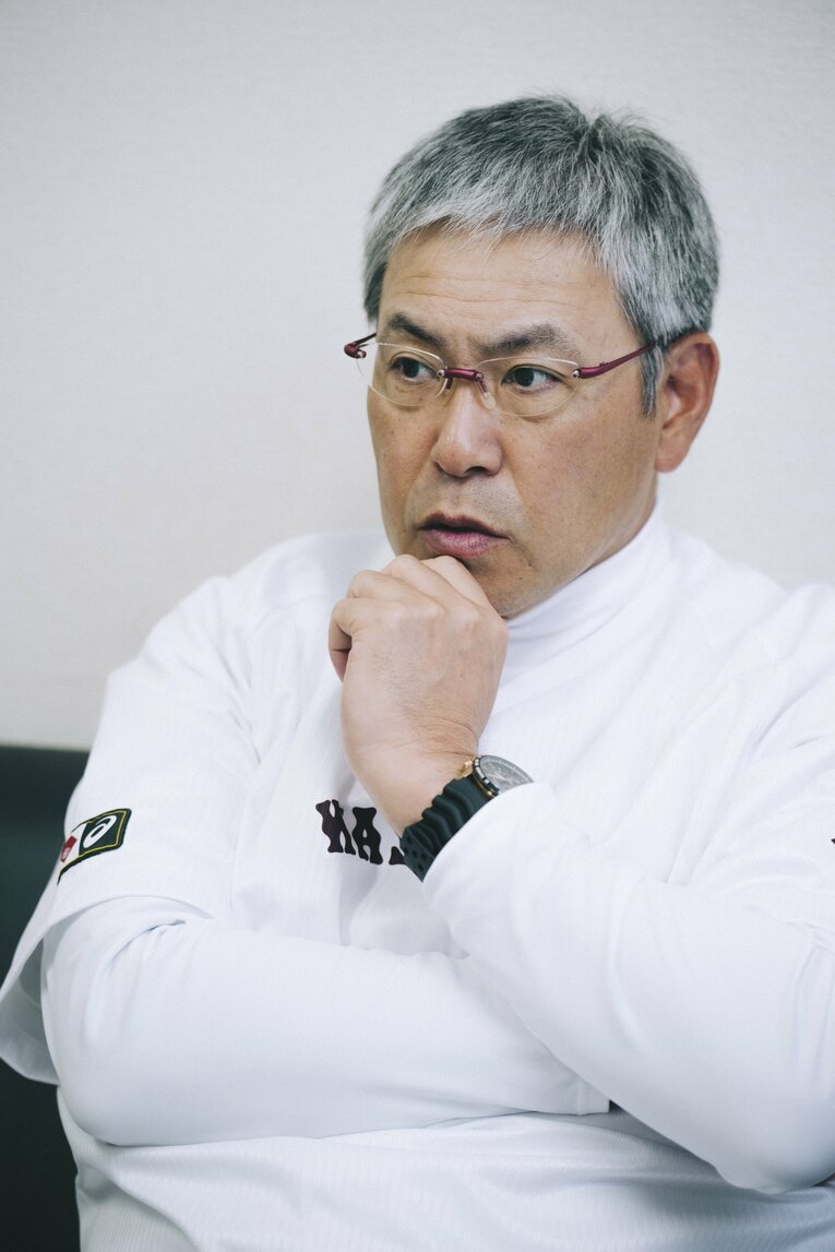 インタビューに応じる小宮山監督　©Asami Enomoto