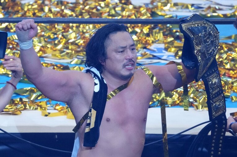 IWGP世界のベルトを手にファンに応える後藤洋央紀　©Essei Hara