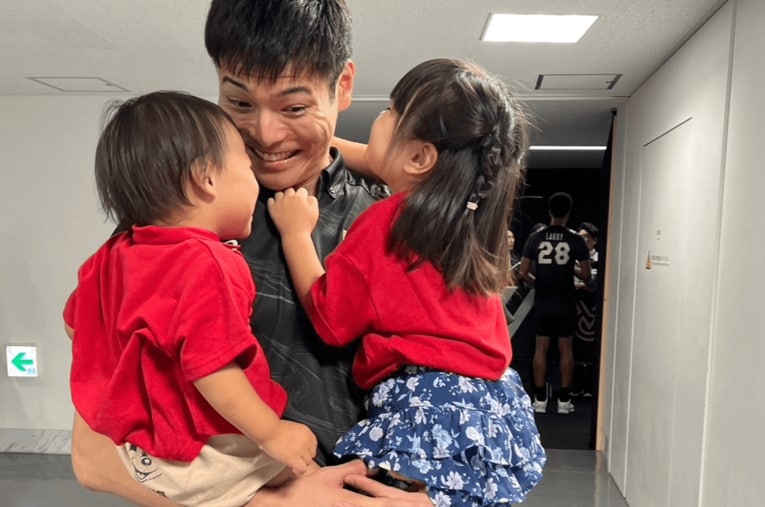 試合後、会場に駆けつけた4歳と2歳の娘を抱き上げる高橋健太郎（29歳）。コートで見せる表情とはまた違う笑顔だ　©Kentaro's Family