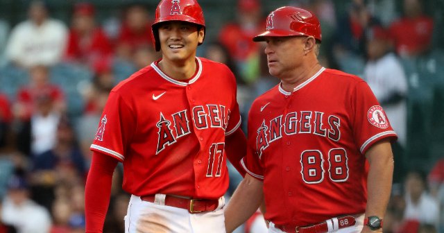 大谷翔平の指揮官・ネビン監督（52歳）とは何者なのか？ イチローからも「好きですね」と称賛される気さくなボス「毎日26人全員の選手と話す」 - MLB  - Number Web - ナンバー