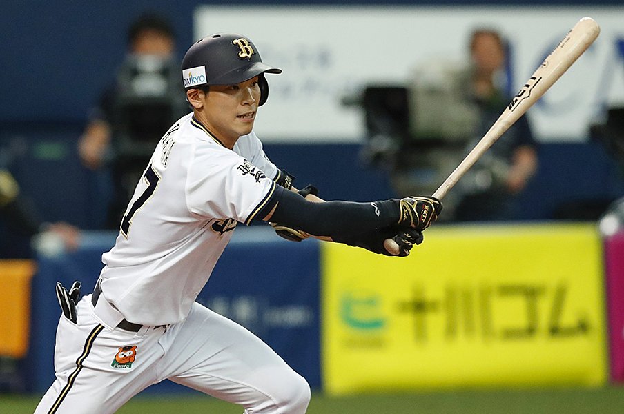 手袋なしで竹バットを振り込む──。交流戦首位打者・中川圭太の中学時代。<Number Web> photograph by Kyodo News
