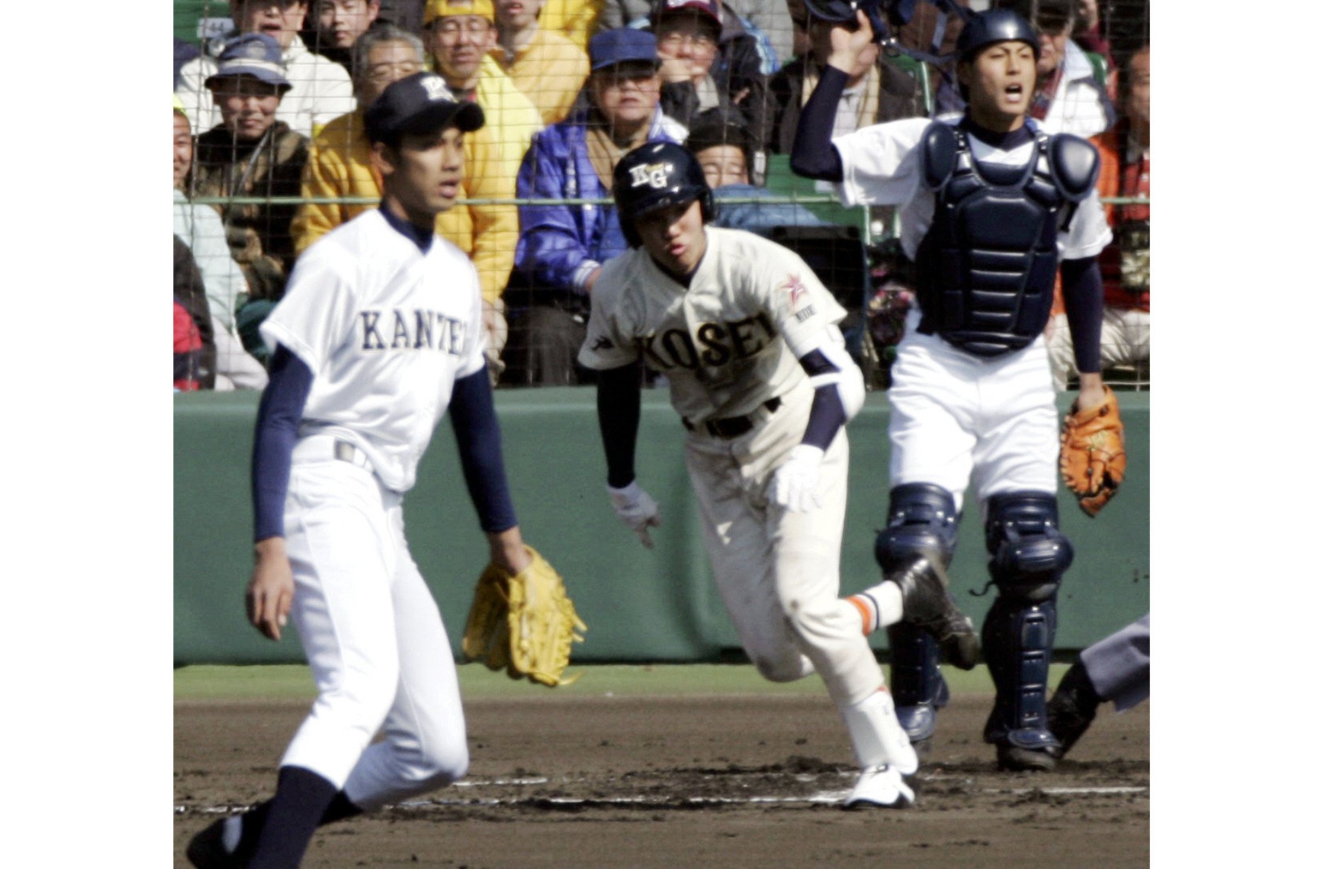 2006年のセンバツ甲子園でヒットを放つ坂本勇人（巨人）。投手は関西・ダース・ローマシュ匡 ©KYODO