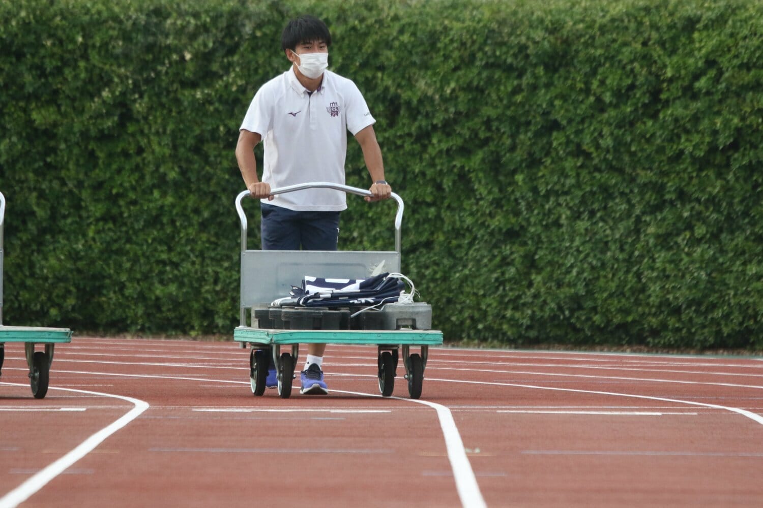 負傷して欠場した試合では、率先して会場の片付けをしていた林（左）　©︎Takahito Ando