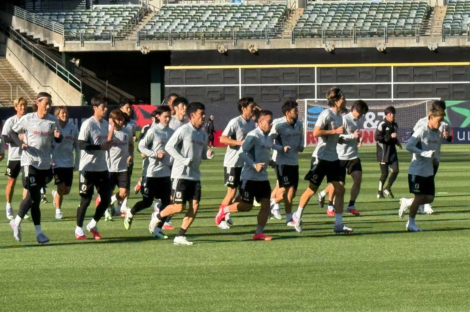 前日練習でランニングする堂安(右端)ら ©Yusuke Mimura