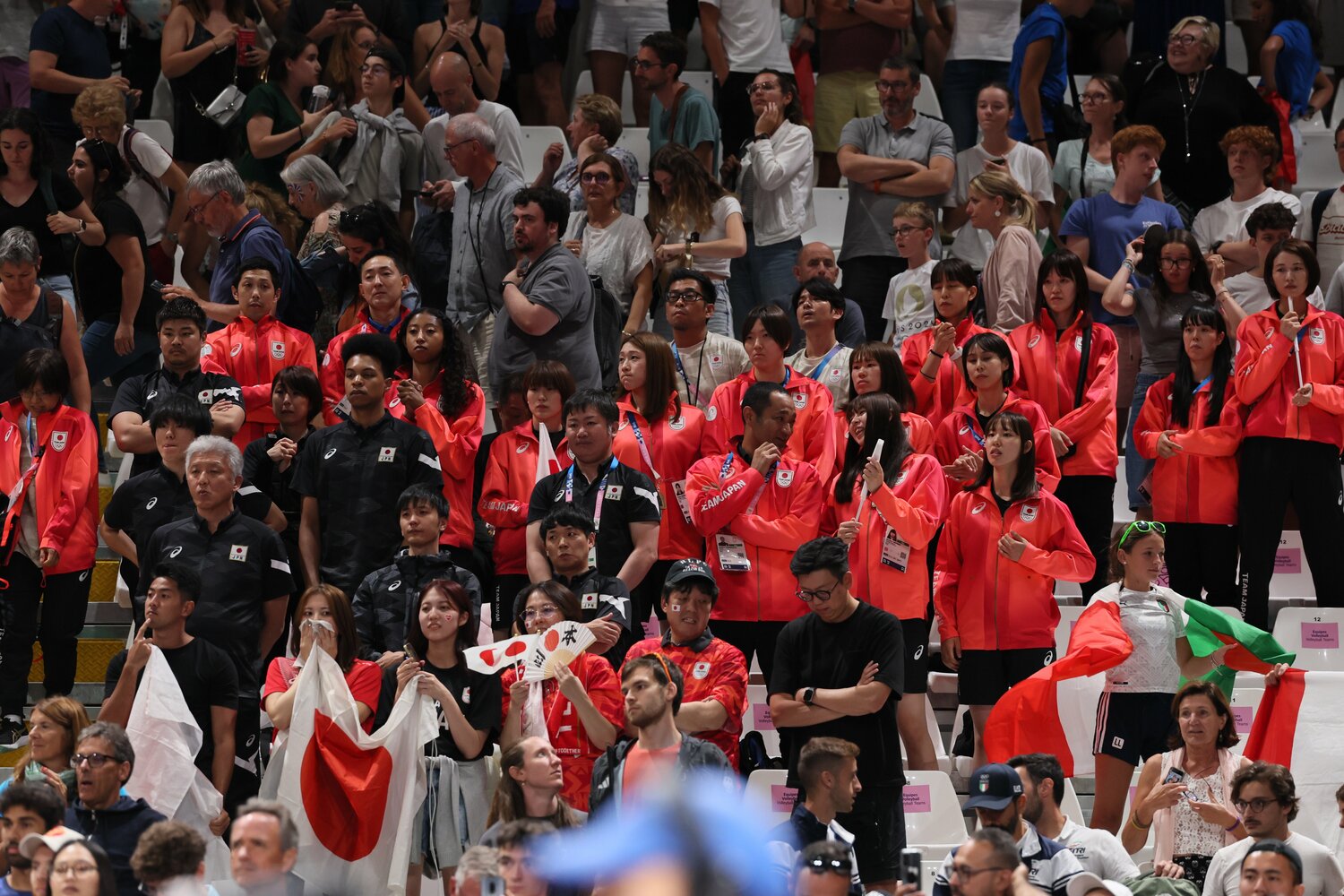 男子の準々決勝を観戦する女子代表のメンバーたち ©︎Kaoru Watanabe/JMPA