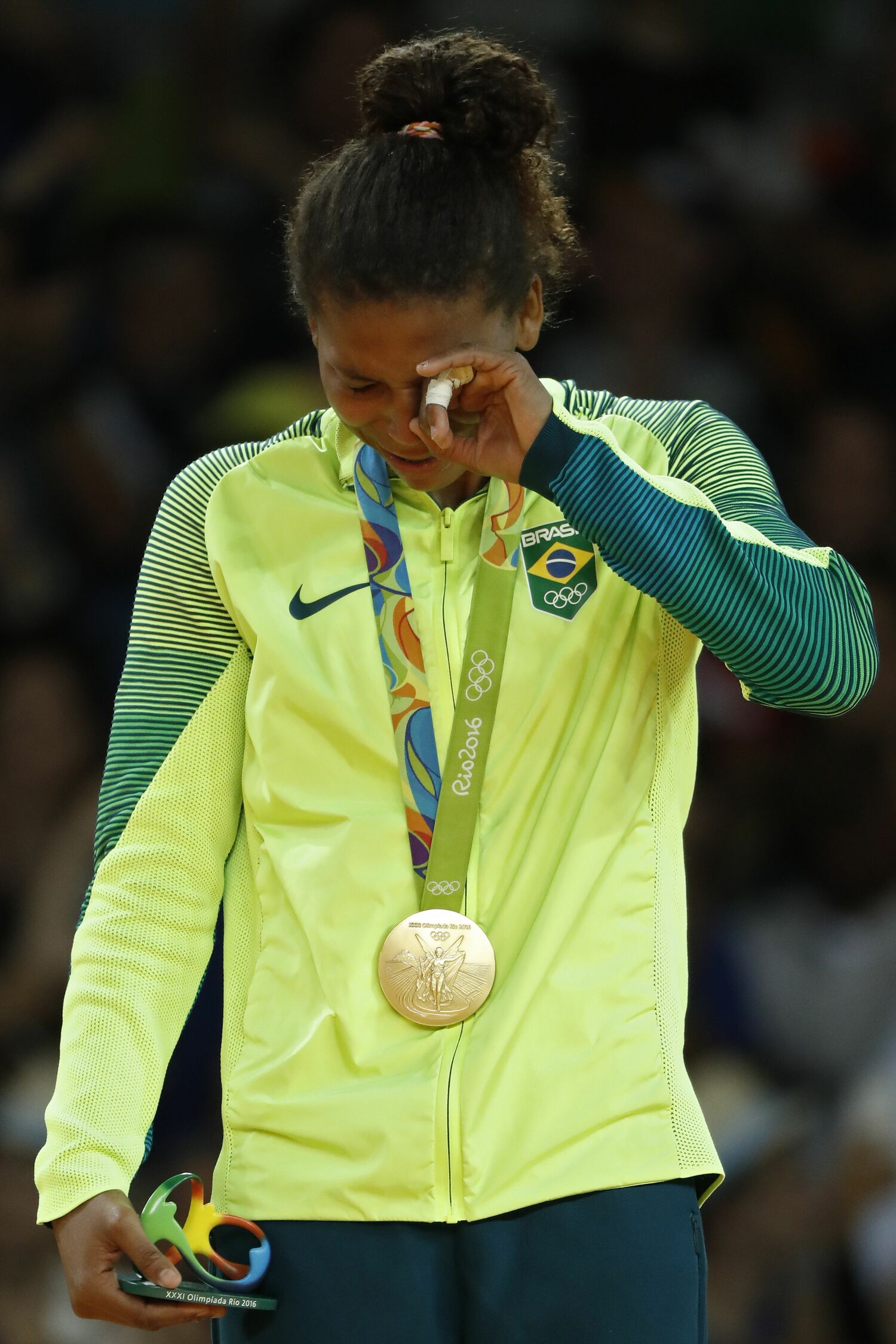 金メダルを肩にかけて涙のラファエラ・シルバ　©AFPJIJI PRESS