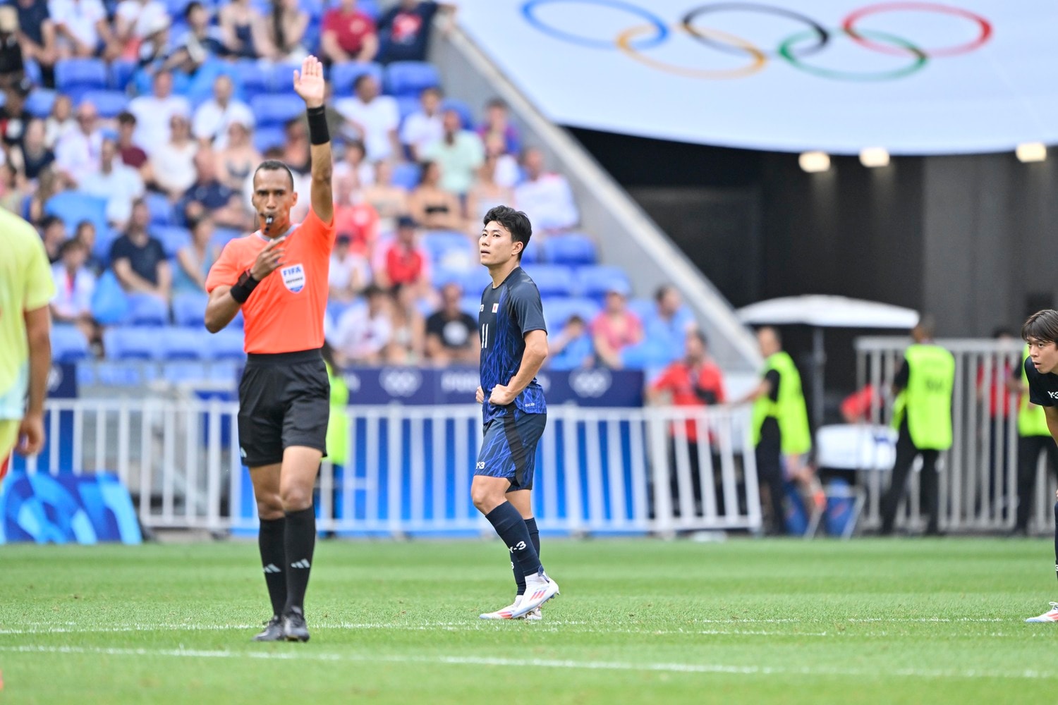 VARによる“ゴール取り消し”直後、細谷真大は腰に両手を当てて“まさか”という表情だった　©Takuya Nakachi/JMPA