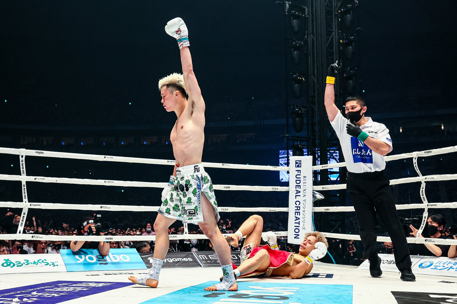 那須川天心が武尊からダウンを奪ったシーン　©THE MATCH 2022/Susumu Nagao