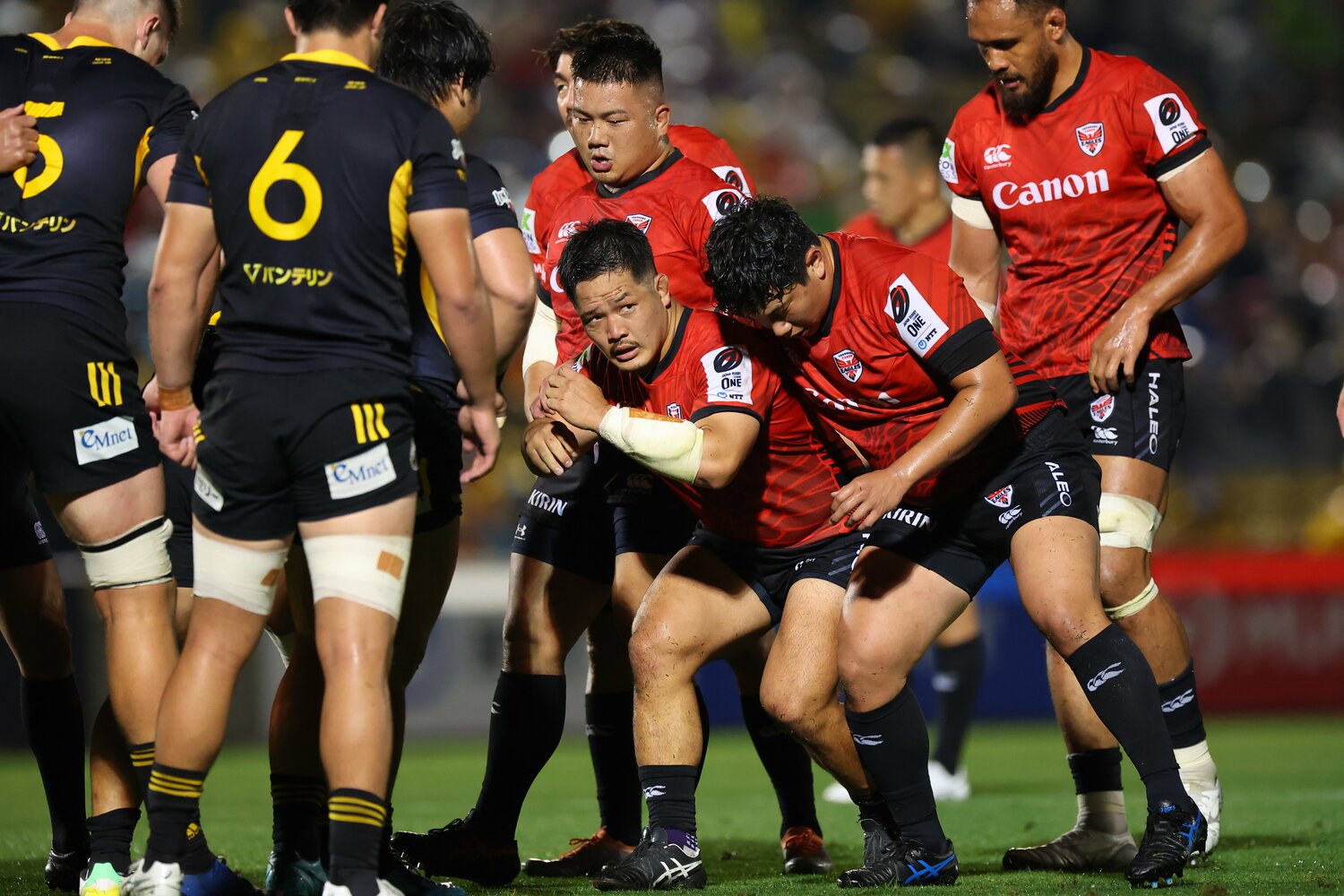 瓜生さんがリクルートを担当した横浜キヤノンイーグルスHO庭井祐輔（中央）　©︎JRLO