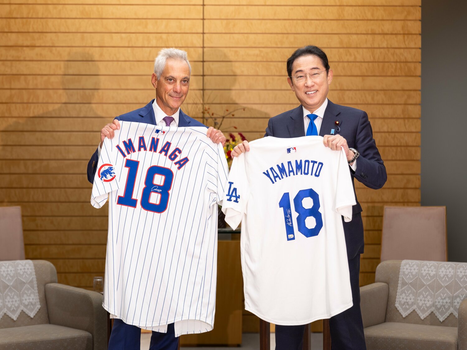 9月30日、退任する岸田首相に、大谷や山本由伸、鈴木誠也、今永昇太のサインが入ったドジャースとカブスのユニフォームを贈呈した ©アメリカ大使館