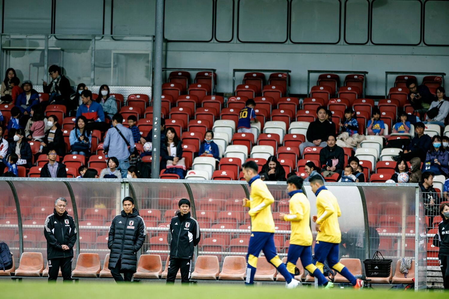 長谷部は森保一監督、田嶋幸三会長とともに日本代表の練習を見つめた ©Kiichi Matsumoto