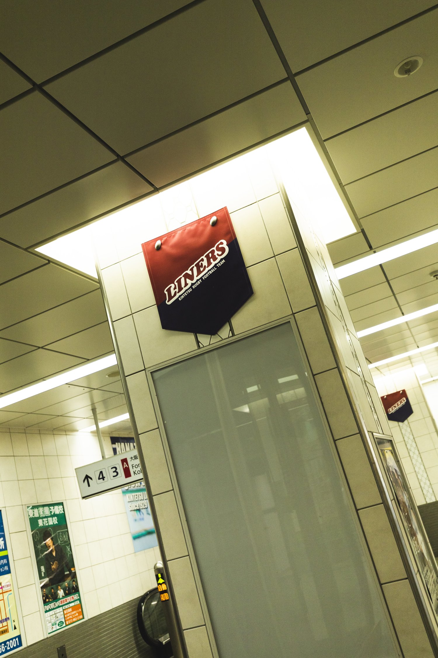 駅のコンコースにも近鉄ライナーズのペナント