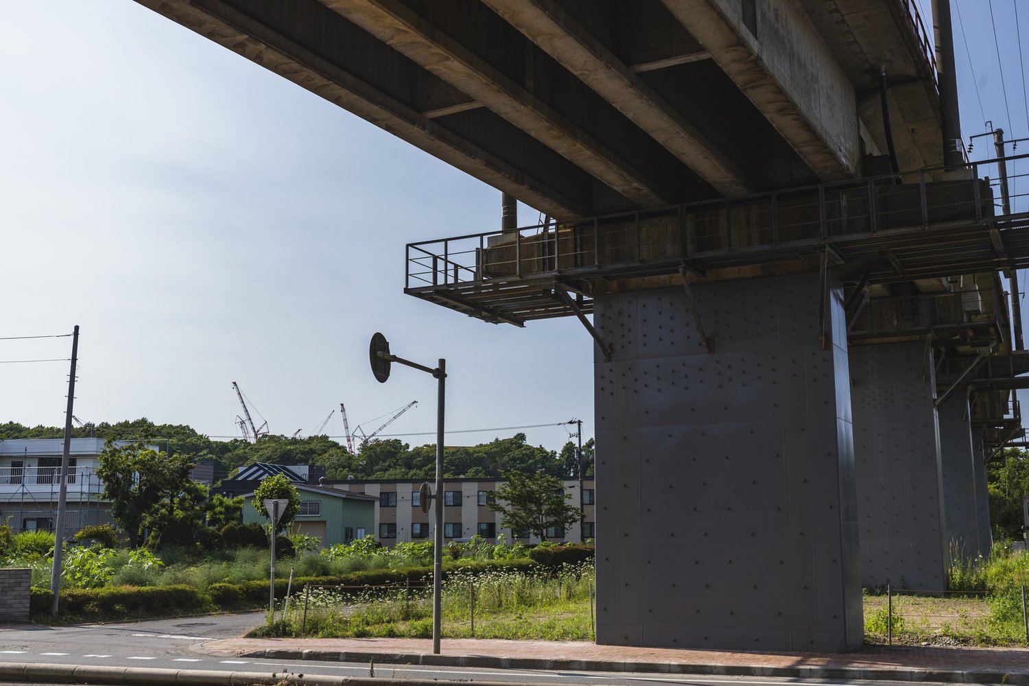 市役所前のJRのガードの向こうに、スタジアム建設現場のクレーンを発見