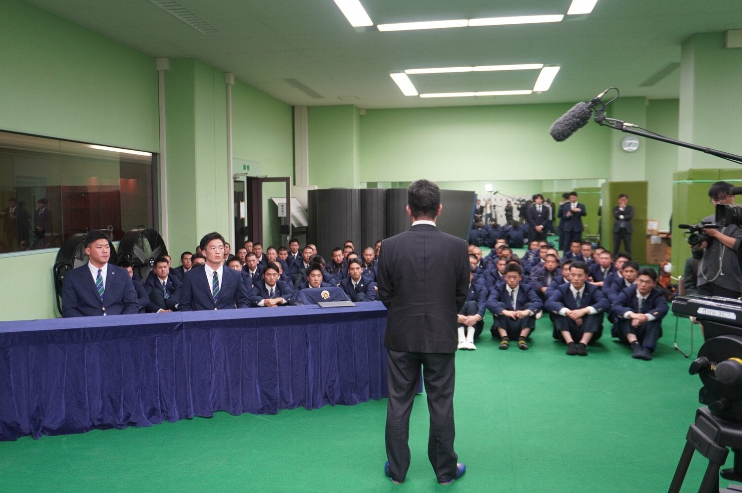 指名漏れの直後。須江監督が高田、吉川、そして約70人の野球部員に語りかけた ©Kei Nakamura