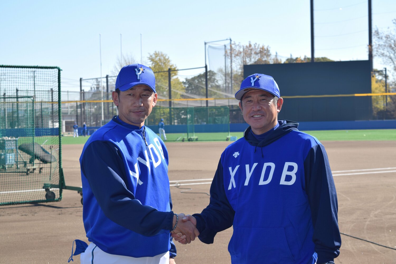 2年目の三浦監督と、今季から野手総合コーチを務める石井琢朗コーチ ©JIJI PRESS