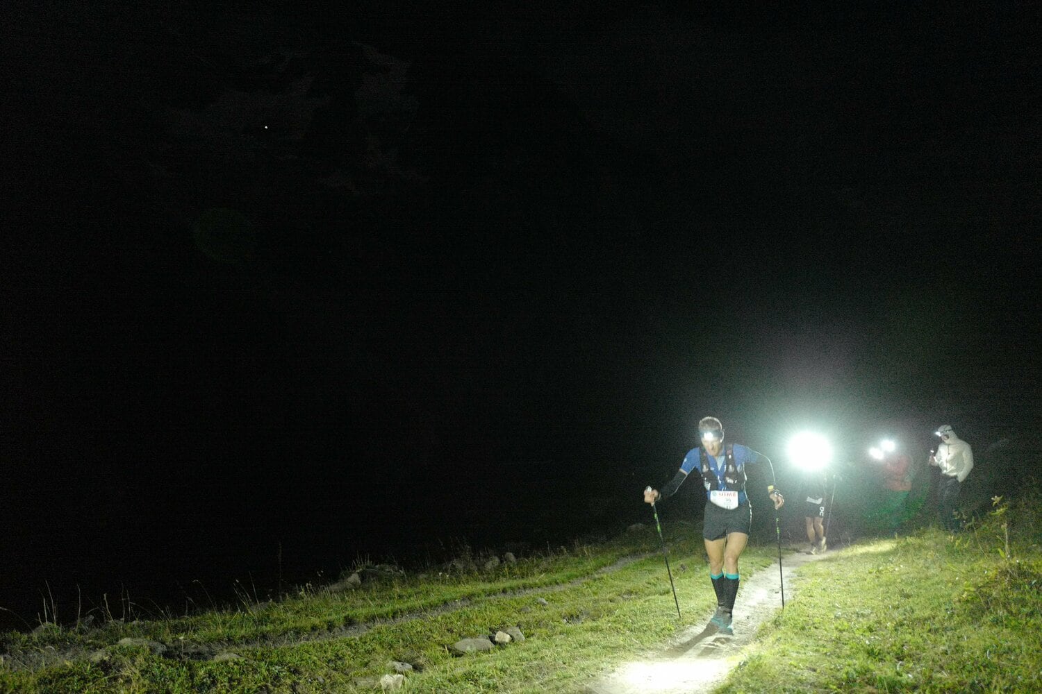 深夜の山中を走るランナーたち