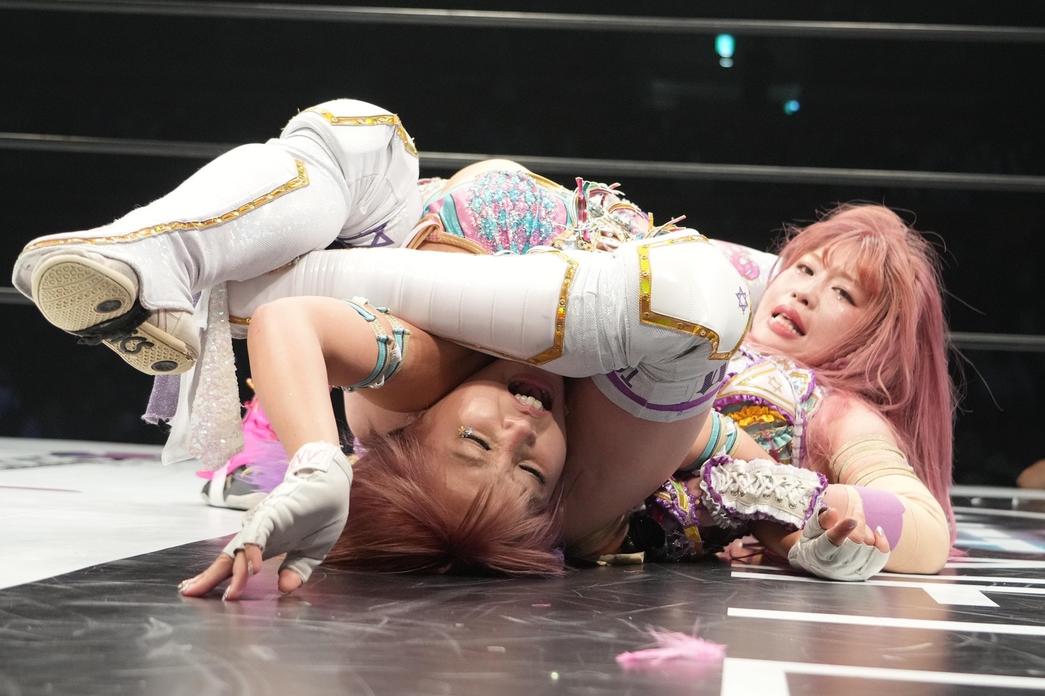 5月27日、大田区総合体育館。白川未奈を絞め上げる中野たむ