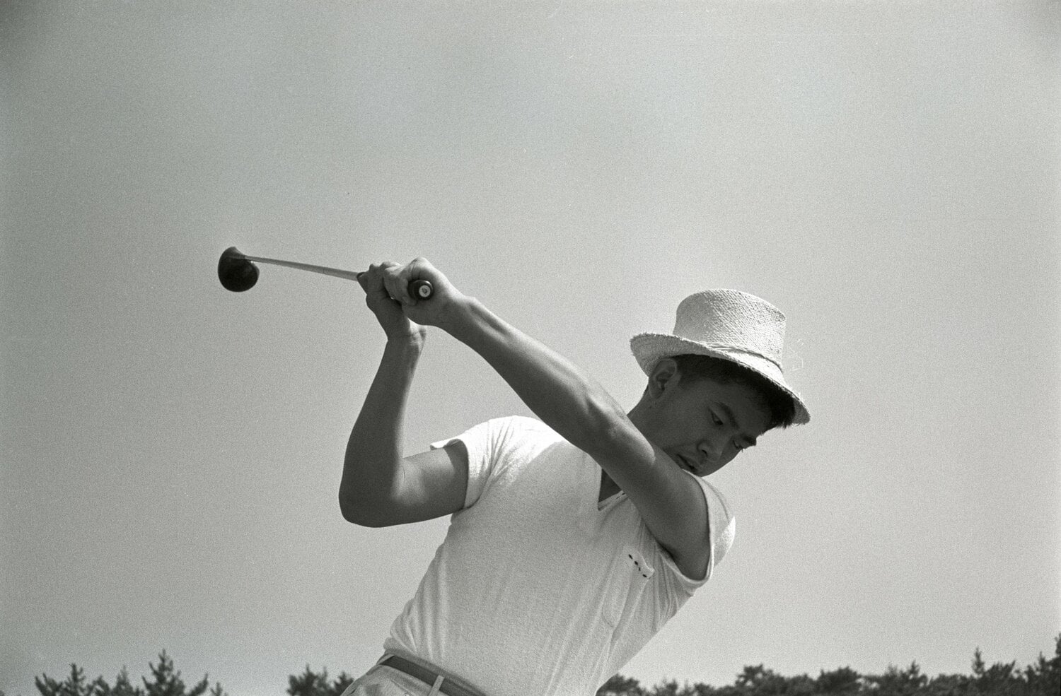 写真は1957年撮影。ゴルフを行う石原慎太郎　©BUNGEISHUNJU