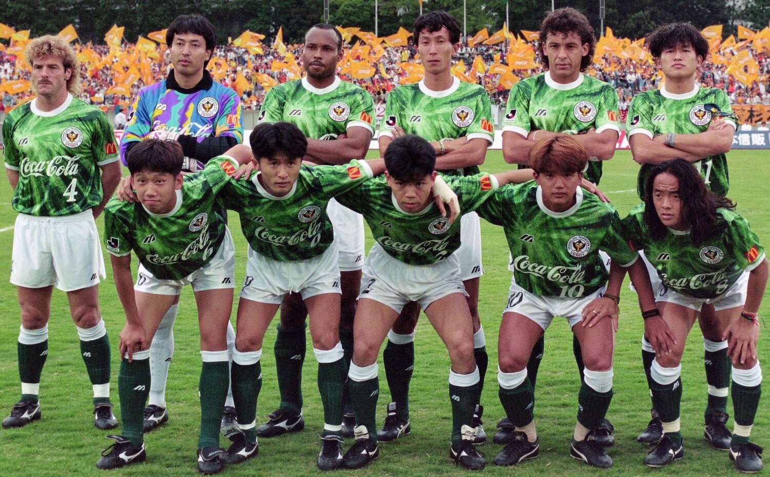 黄金期のヴェルディ川崎。写真はJリーグ開幕1993年6月の清水戦。永井は前列右から2人目　©Getty Images