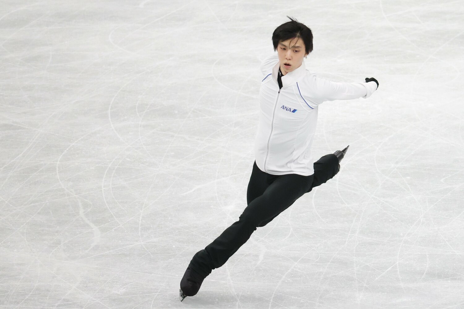 練習でジャンプを繰り返す羽生