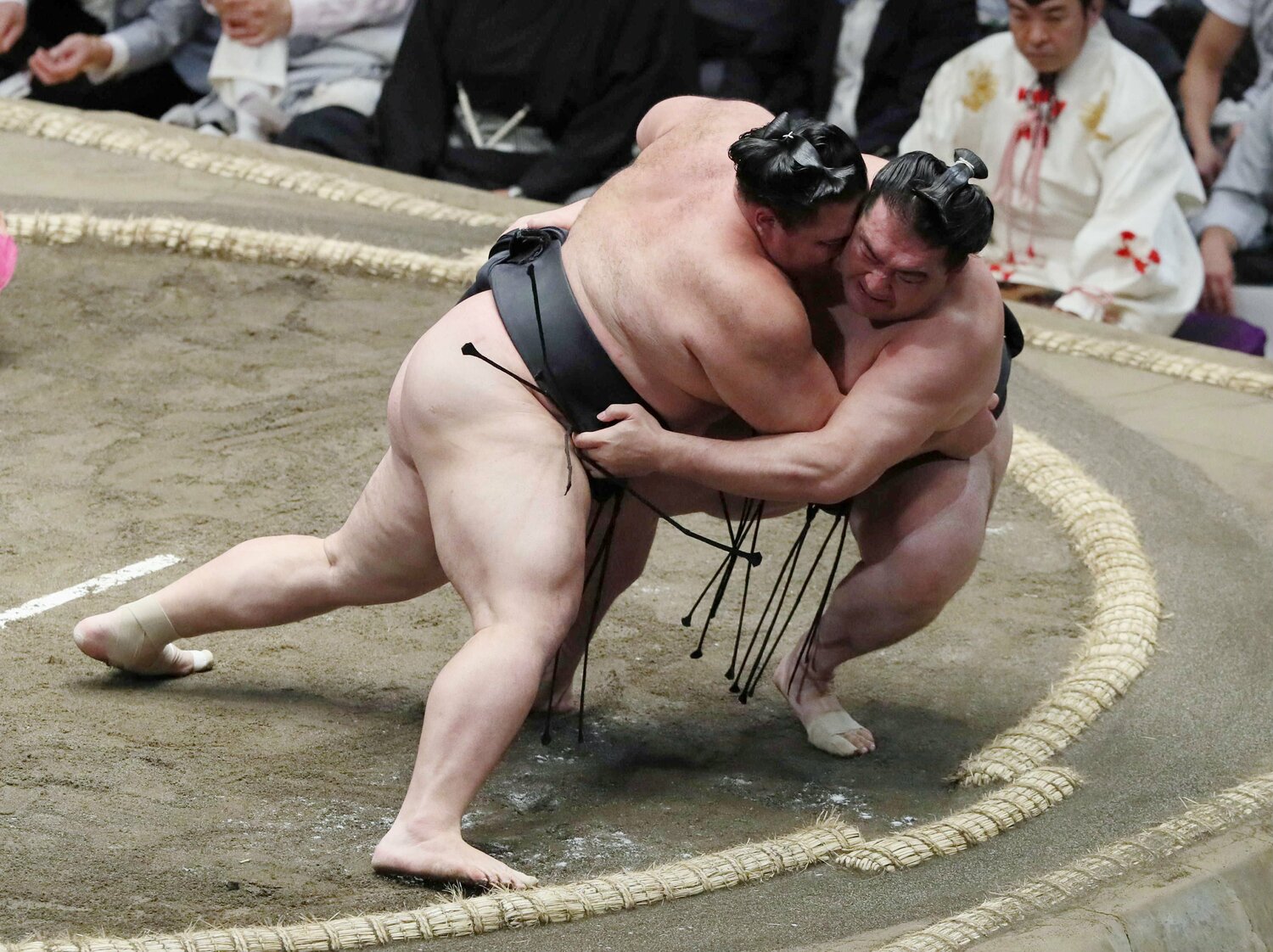 夏場所9日目、朝乃山は竜電を寄り倒して勝ち越しを決めた　©JIJI PRESS