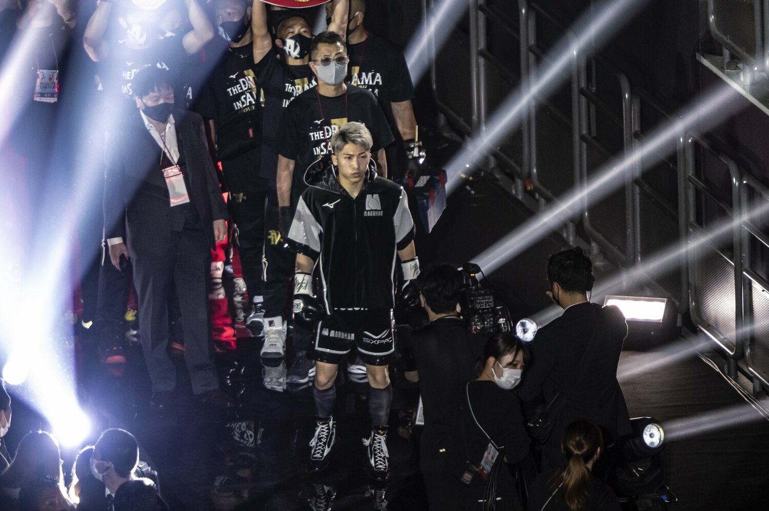 リングに向かう井上。田口は試合前の両者の表情に注目した　©Takuya Sugiyama