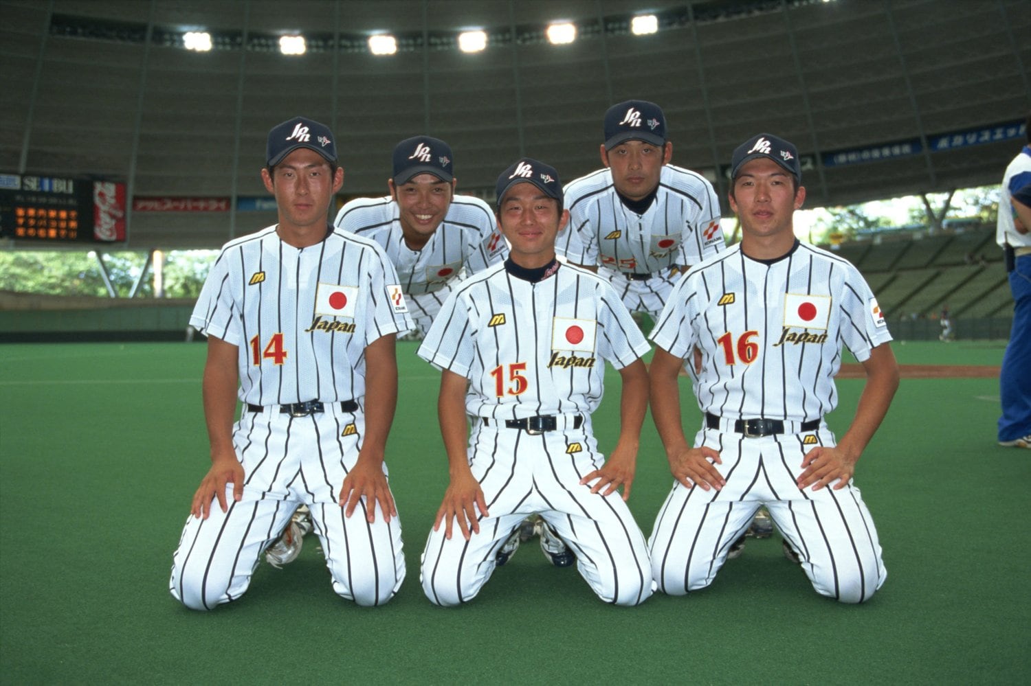 大学生の頃、阿部慎之助(後列左)らとともに日本代表に選出された石川(前列中央)©AFLO SPORT