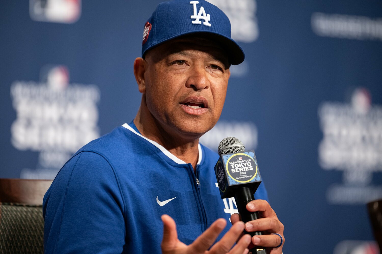 会見で来日の喜びを語るドジャースのデーブ・ロバーツ監督　©Nanae Suzuki