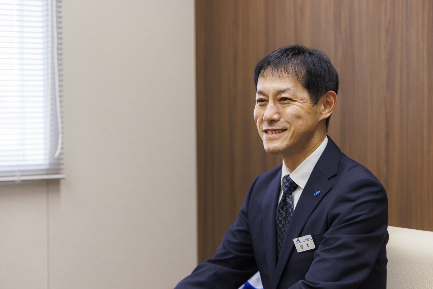 JR西日本野球部の宮本晃副部長。日常的な野球部のマネジメント業務を行っている　©Masashi Soiri