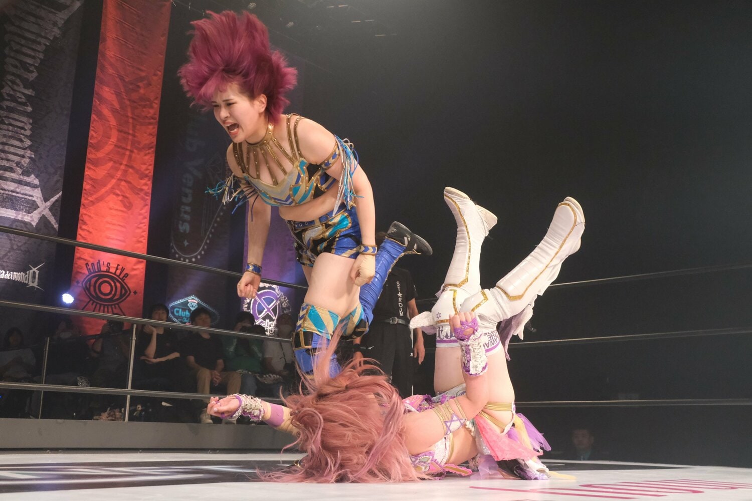 走り込んで放つタックル。パワーとサイズを活かした闘いが持ち味だ　©Norihiro Hashimoto