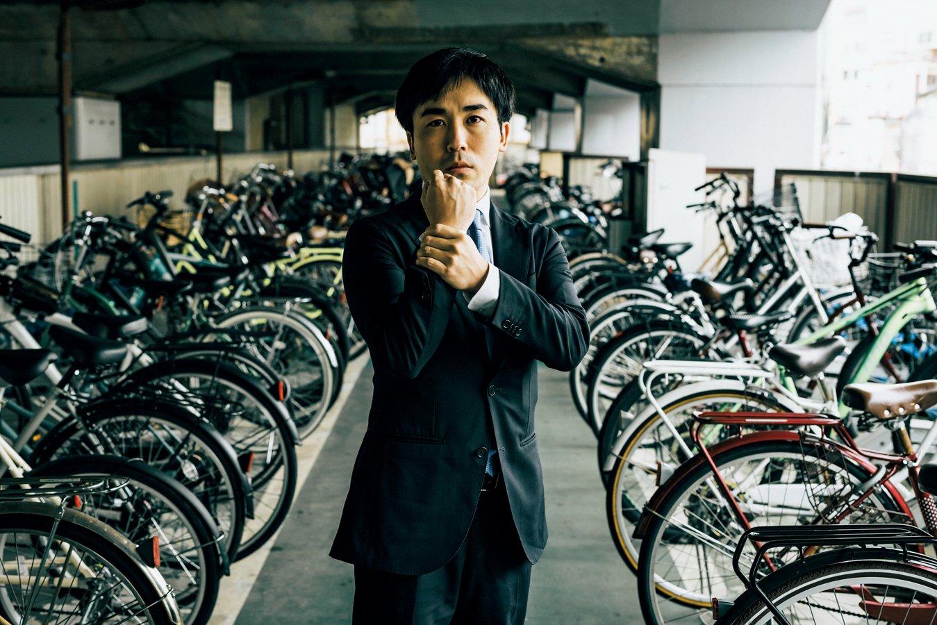 菅井竜也／1992年4月17日、岡山県生まれ。井上慶太九段門下。2010年四段。'20年八段。タイトル挑戦登場は4回。獲得は王位1期。棋戦優勝は4回。現在、竜王戦は1組、順位戦はA級に在籍。昨年11月、王将戦挑戦者決定リーグを制し、藤井聡太王将への挑戦権を獲得　　©Kiichi Matsumoto