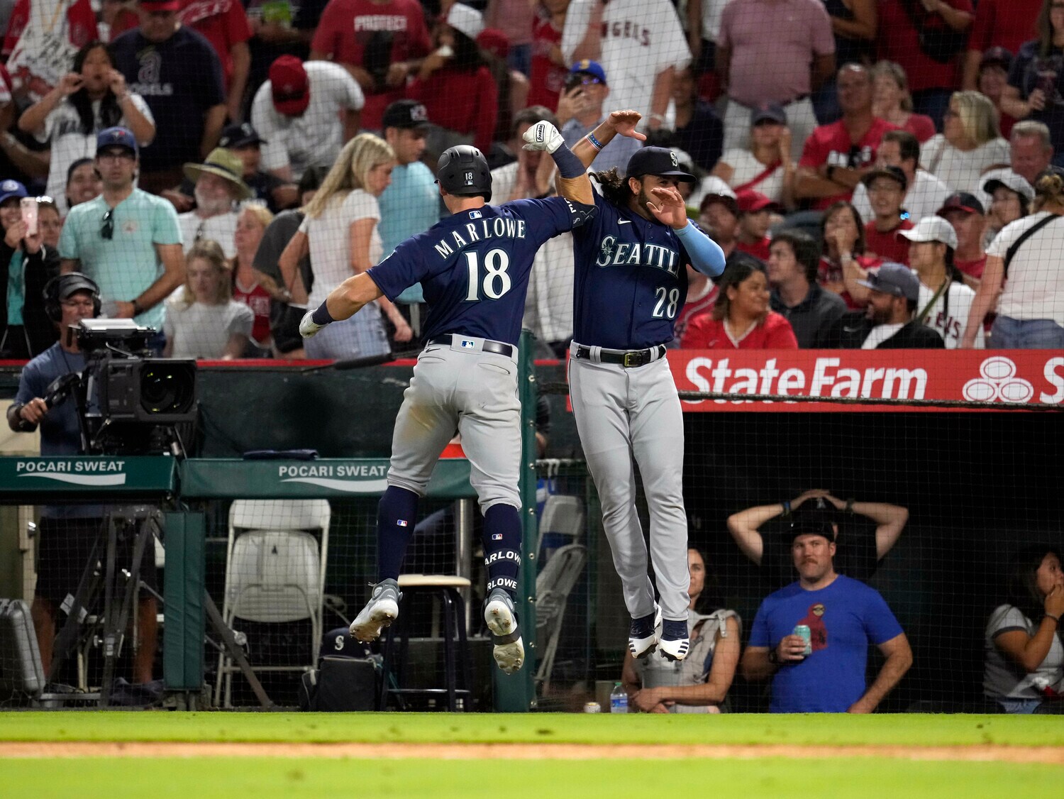 マリナーズのケイド・マーローの逆転満塁弾に騒然とするエンゼル・スタジアム　©Getty Images