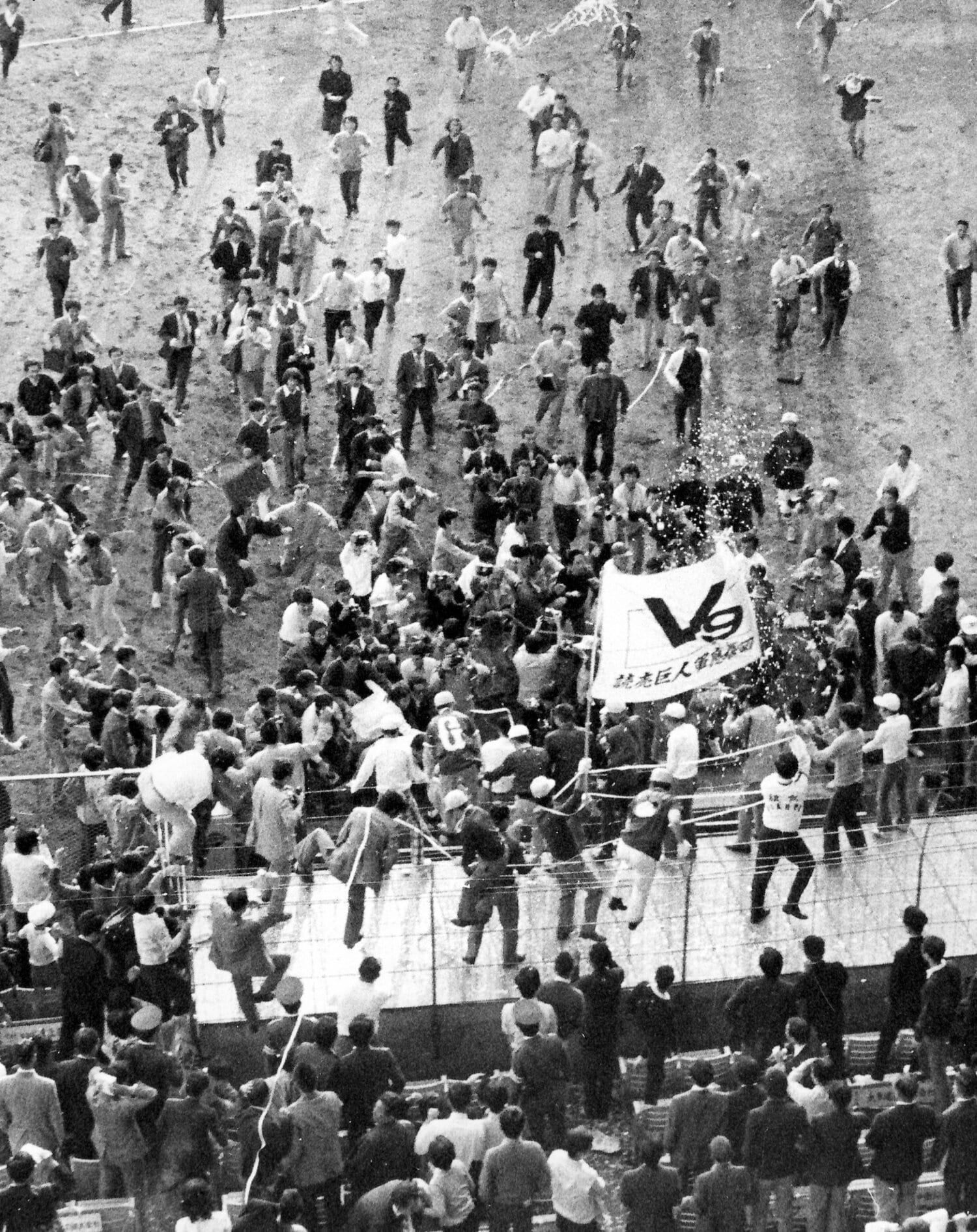 1973年10月22日、巨人のV9が決まった直後に阪神ファンが暴徒化。3000人がグラウンドへ乱入　©Sankei Shimbun